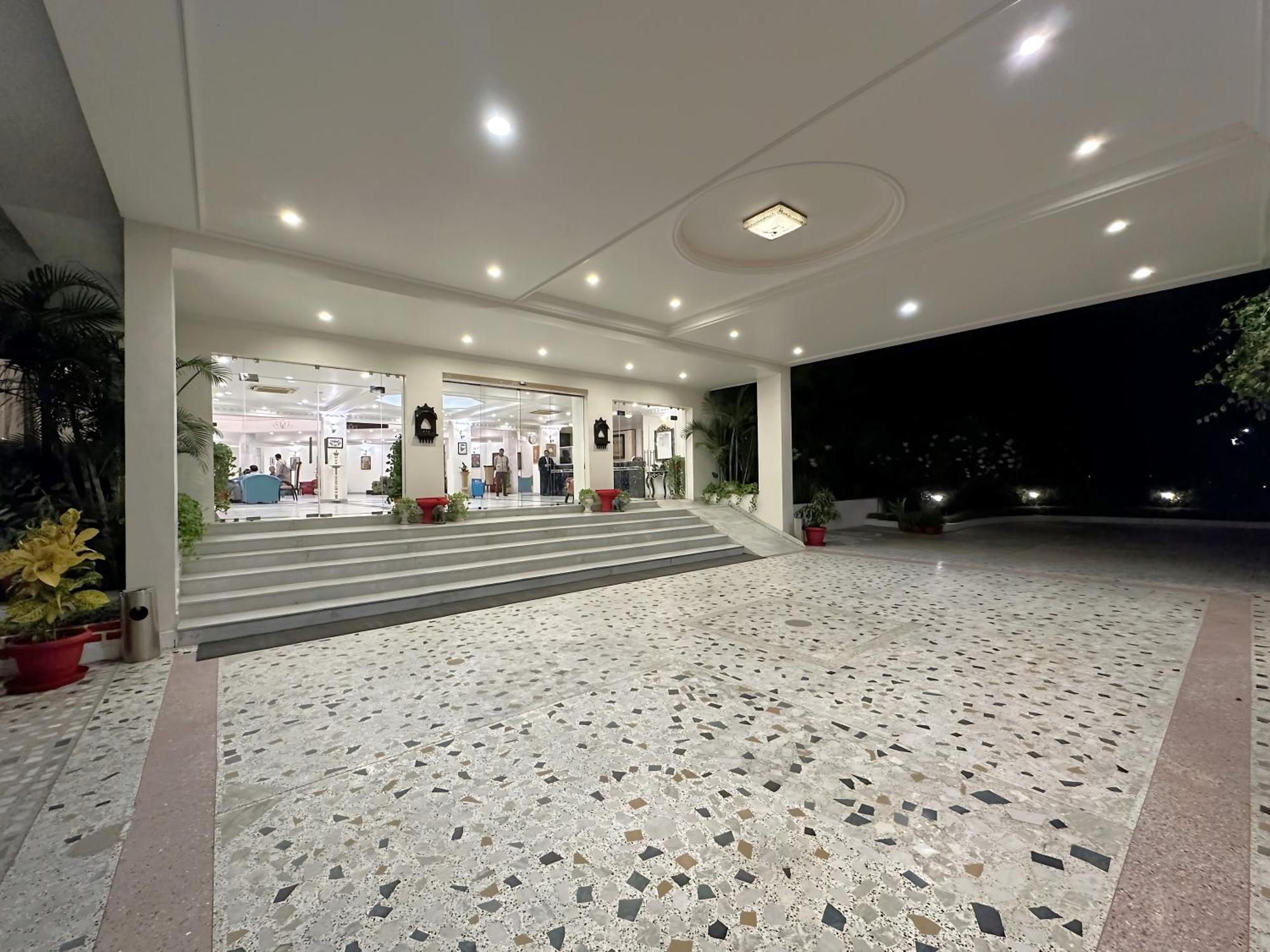 Hotel Golden Tulip Khajurāho Exterior foto