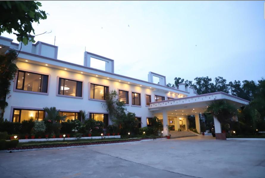 Hotel Golden Tulip Khajurāho Exterior foto